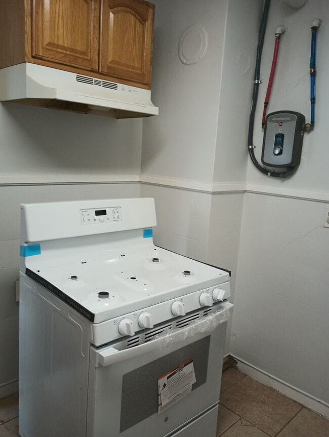 Building Photo - Charming 2-Bedroom Apartment Near Downtown...