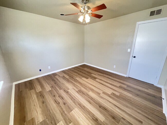 Building Photo - 3 Bed, 1 Bath Home with Large Corner Lot