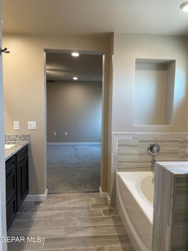 Building Photo - 15117 Design Ct