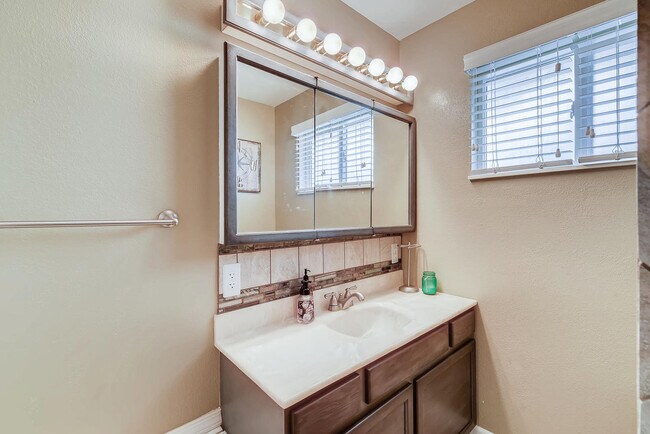 Building Photo - Stadium Home N Tacoma