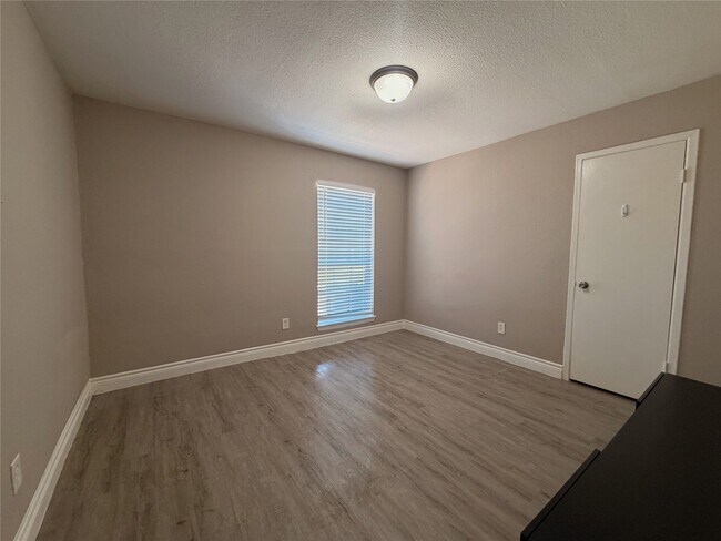 Building Photo - 9201 Clarewood Dr