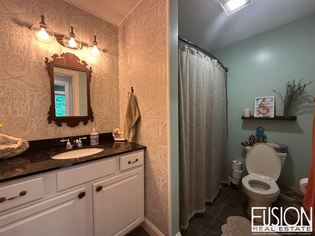 Building Photo - Beautiful, Spacious, Private Four Bedroom ...