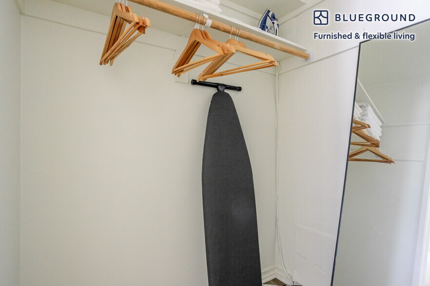 Building Photo - 350 E Del Mar Blvd