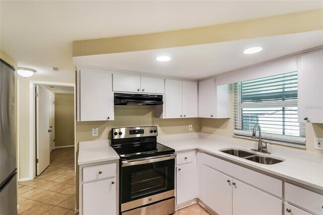 Building Photo - 9236 Rainbow Ln