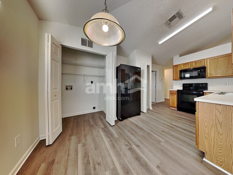 Building Photo - 8722 Star Leaf Rd N