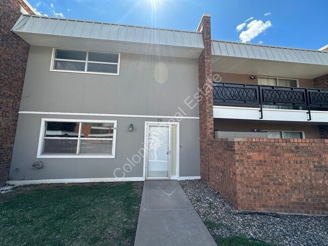 Primary Photo - Gorgeous Multi-story Townhouse with Washer...