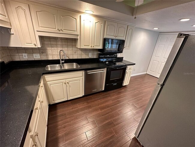 Building Photo - 1539 Pickwood Ave