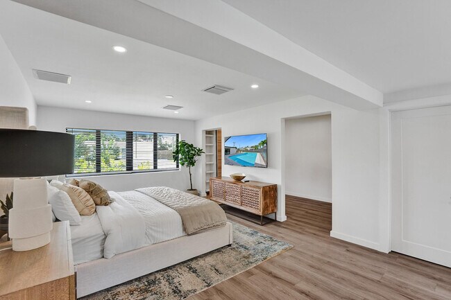 Building Photo - 5501 NE 18th Terrace