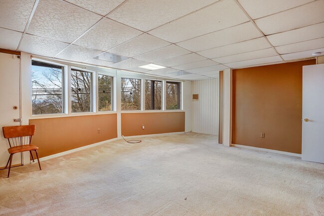 Building Photo - Mid-Century Lodge Home in Frederick with 6...