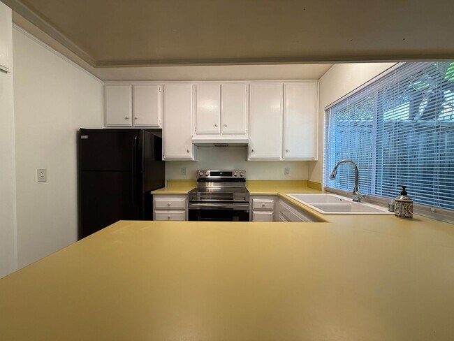 Building Photo - 2 bedroom 2.5 bath condo for rent