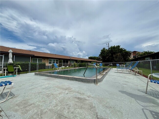 Building Photo - 4619 SE 5th Pl