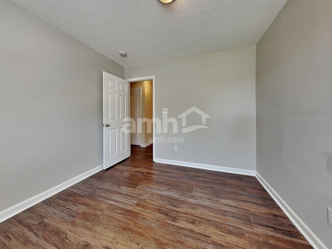 Building Photo - 55 Old Tree Ct