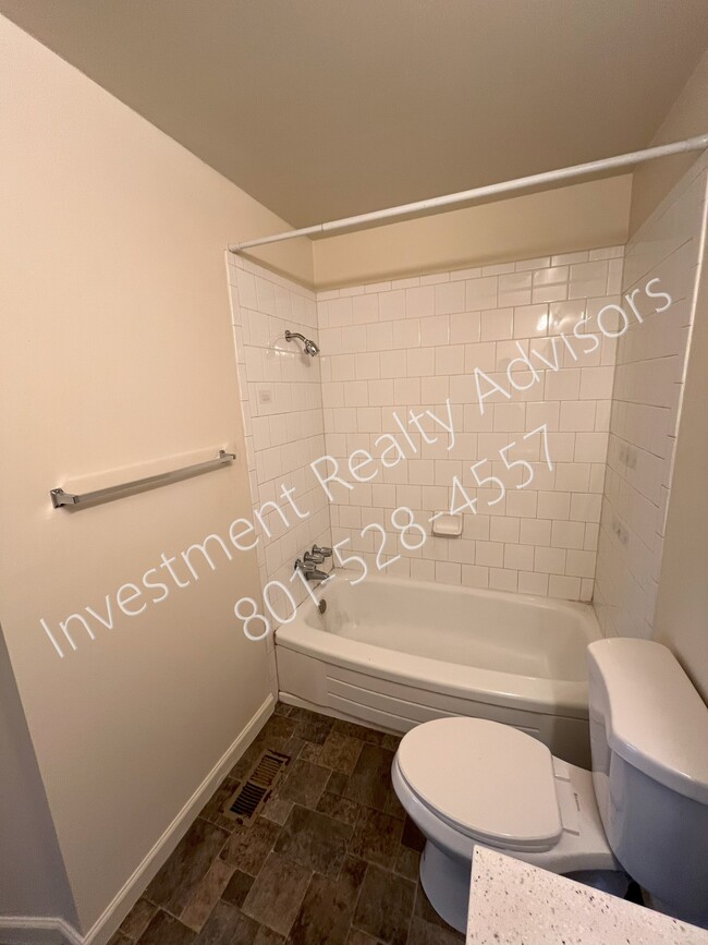 Building Photo - Spacious Apartment in Salt Lake City!