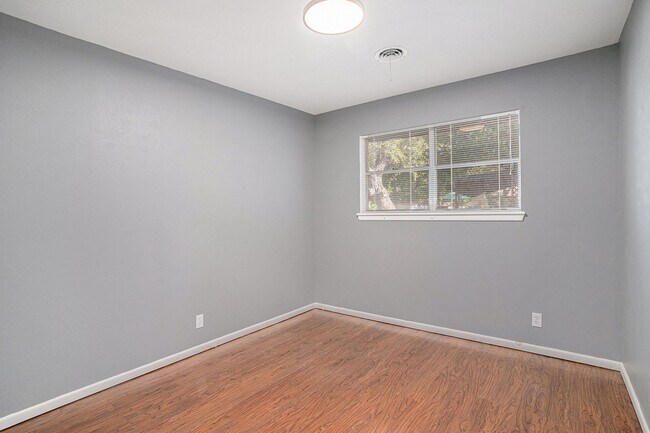 Building Photo - Great 3 Bedroom with Detached Workshop and...