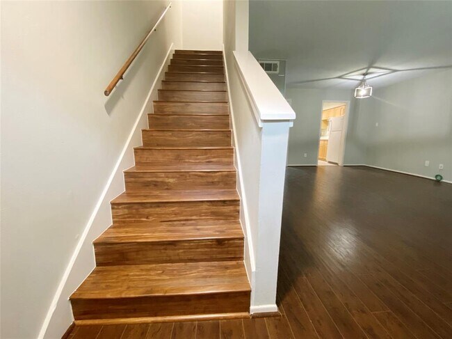 Building Photo - 515 Tallowood Rd