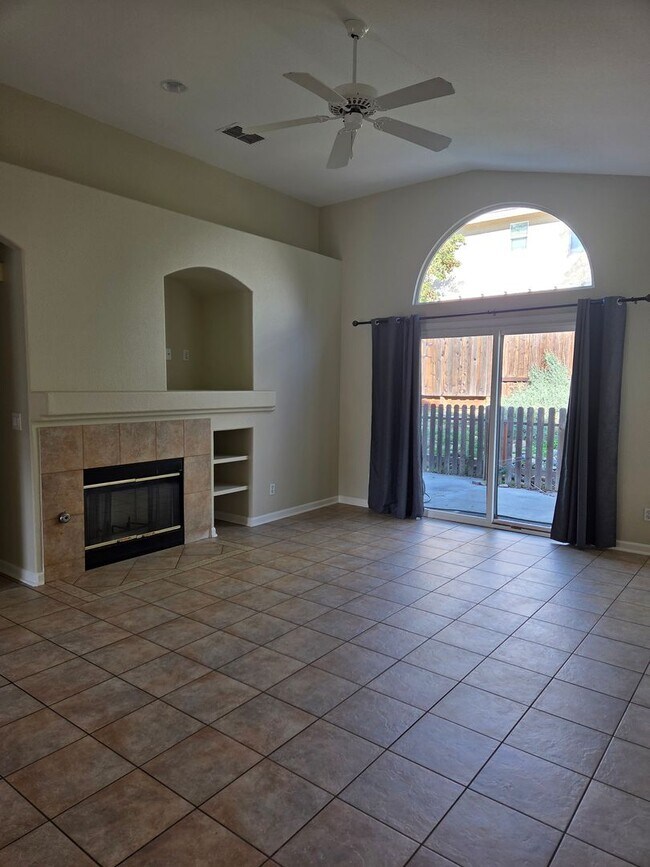 Building Photo - Cobble Hills Community - 3 Bdrm, 2 Bath