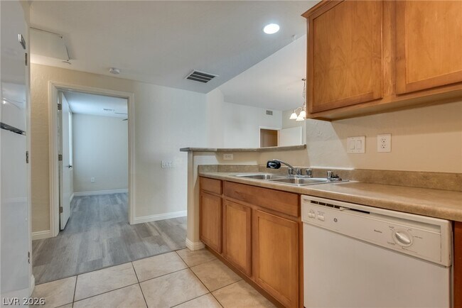 Building Photo - 6868 Sky Pointe Dr