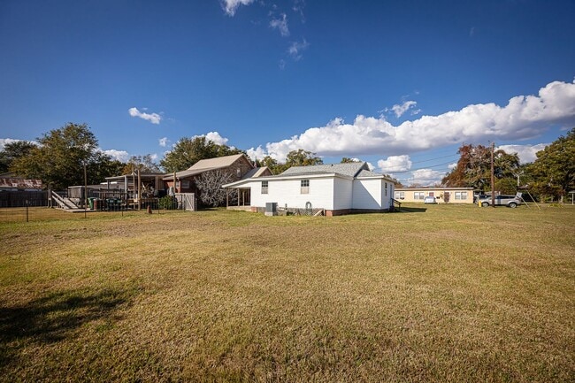 Building Photo - ADORABLE HOME FOR RENT
