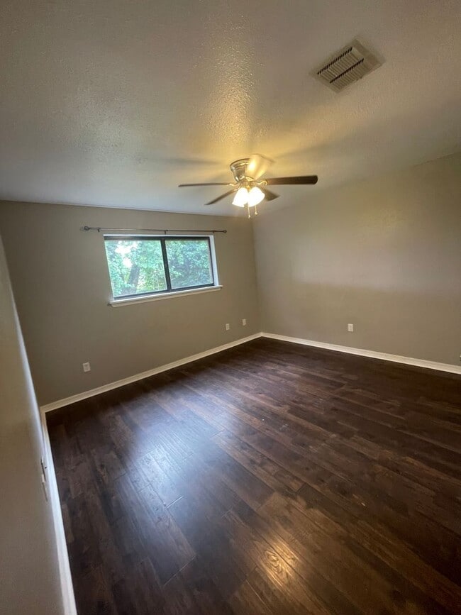 Building Photo - Golden Meadows - 3BD/2BA