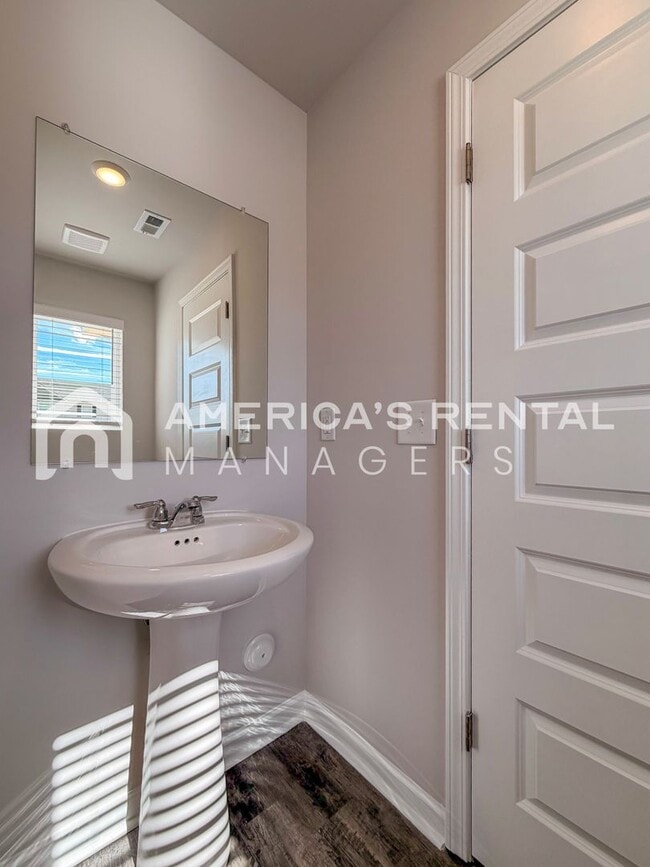 Building Photo - Stylish two level home with open concept l...