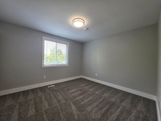 Building Photo - AVAILABLE NOW!! 4-Bedroom, 3-Bathroom Home Nestled in the Cotton Creek Neighborhood!