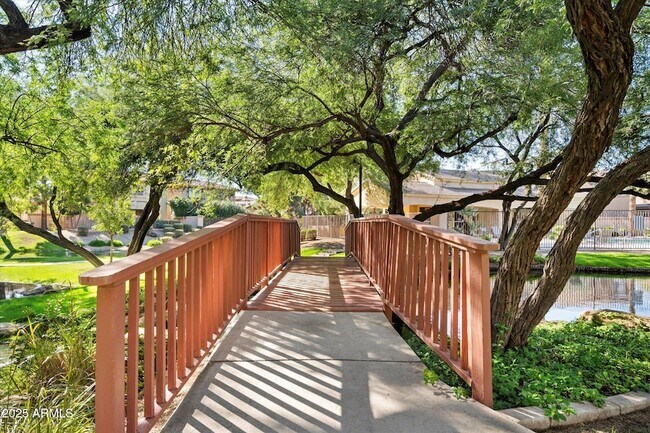 Building Photo - 1925 W Olive Way