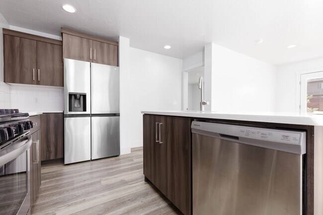 Building Photo - 4 bed | 2.5 bath | 2 car in Desert Canyons