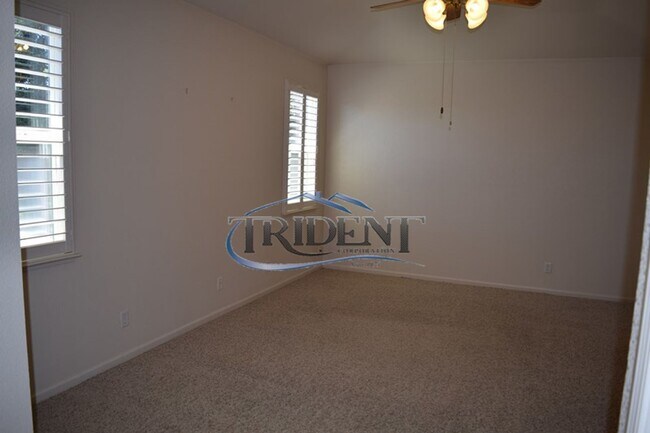 Building Photo - 4 bedroom, 3 bath house with den/office