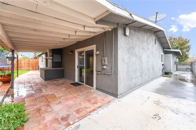 Building Photo - 2905 Kings Way