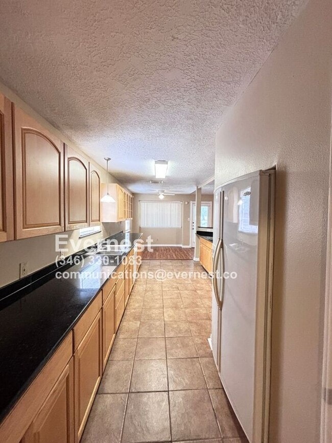 Building Photo - 3-Bedroom, 2-Bath Home in Prime Location /...