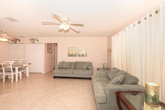Building Photo - 3970 NW Cinnamon Tree Cir