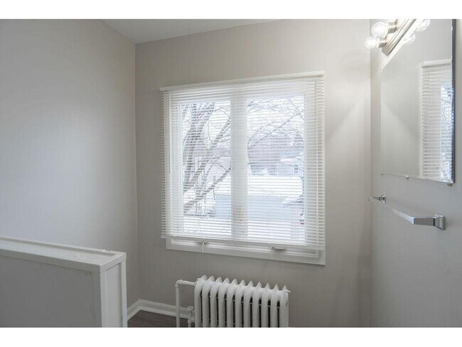 Building Photo - 1220 Burr St N