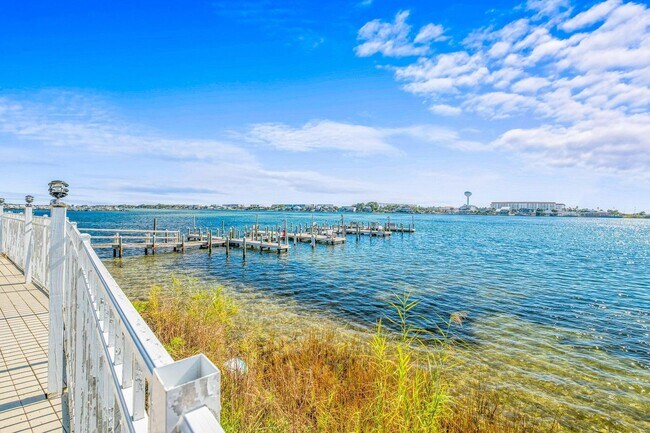 Building Photo - Beautifully remodeled 2 bedroom condo at w...