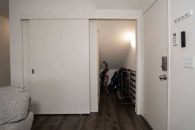 Building Photo - Fully Furnished Townhome with Garage, 3 bedroom/2.5 Bathroom at Kamalani Flats