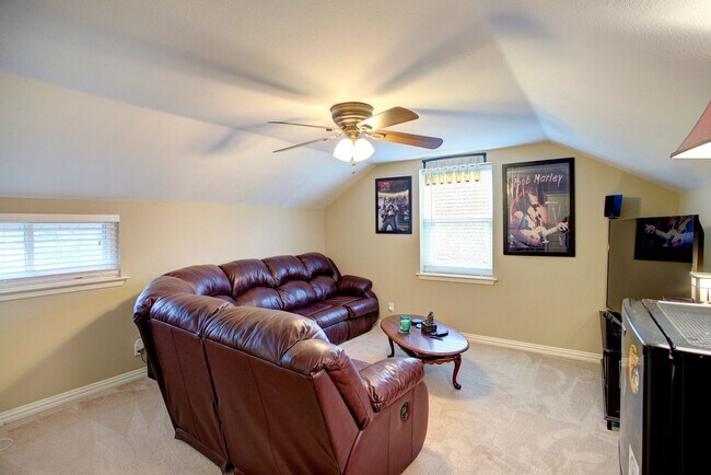 Building Photo - 4 Bd, 2 Ba for Lease | N. Arlington