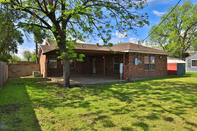 Building Photo - 3 bed 2 bath 2 car carport home in south A...