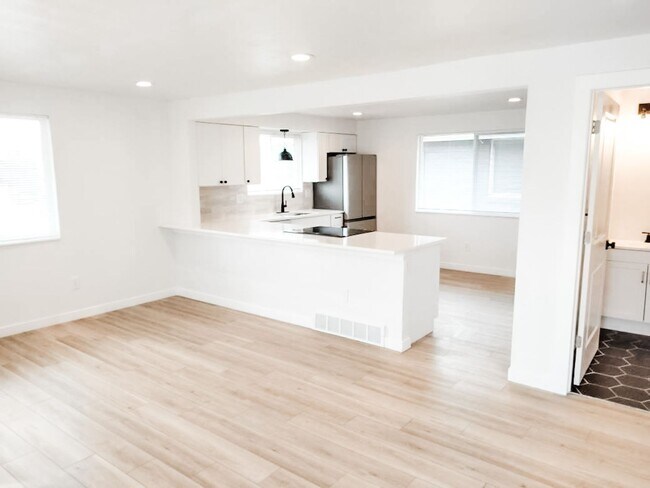 Building Photo - Amazing 2 bed one 1 bath home blocks from Sloan’s Lake