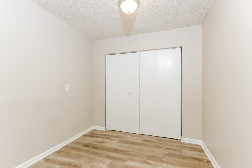 Building Photo - 5770 Bermuda Cir S
