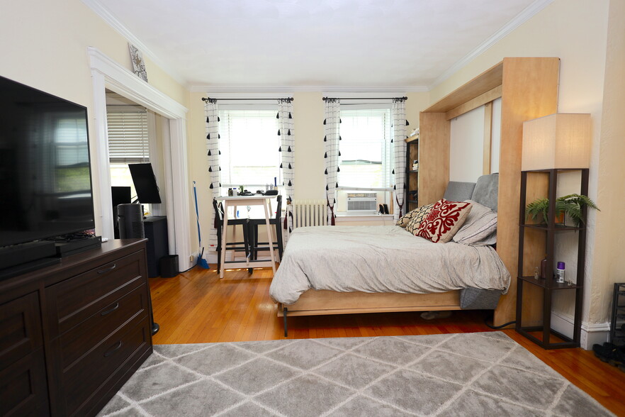 Building Photo - 118 Riverway