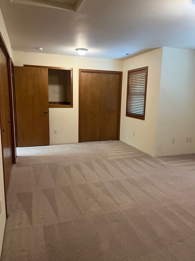 Building Photo - 3 Bedroom 2.5 Bath Townhouse