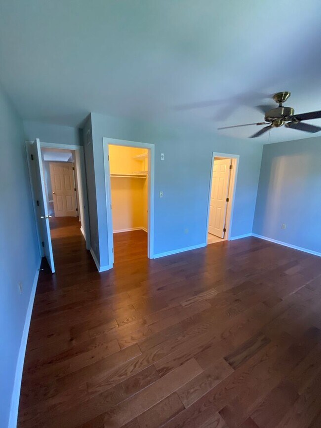 Building Photo - Beautiful 3 BR End Unit Townhouse in Summit Hills!