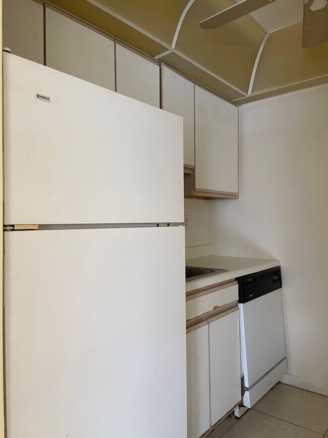 Building Photo - Two bedroom & Two bathroom Condo with balcony and laundry facilities