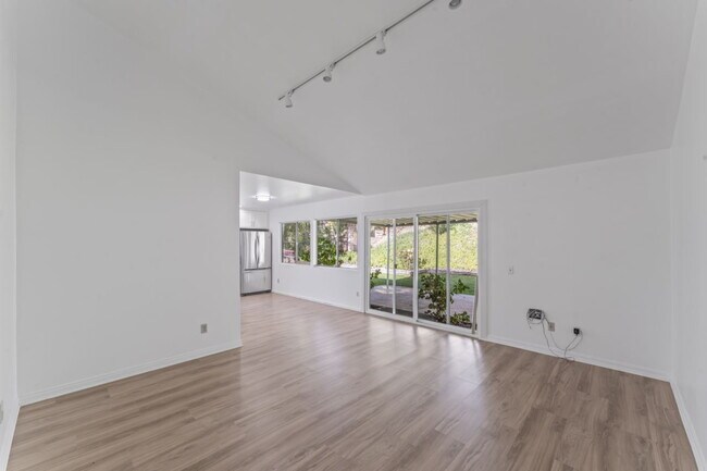 Building Photo - "Charming 2-Bed, 2-Bath Gem with RV Access in Santa Clarita!"