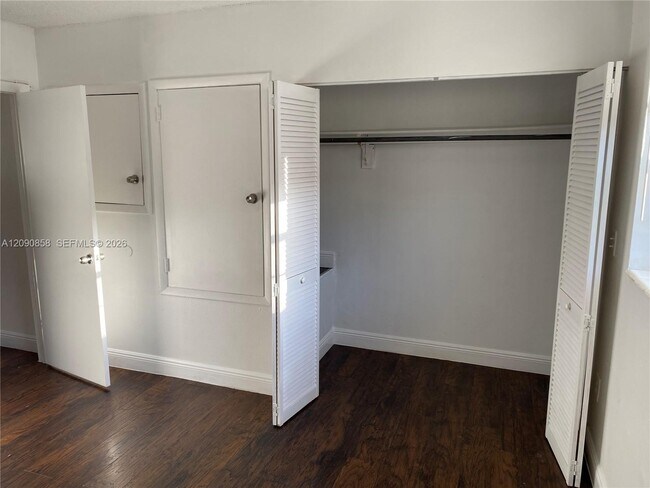 Building Photo - 1460 NE 151st St