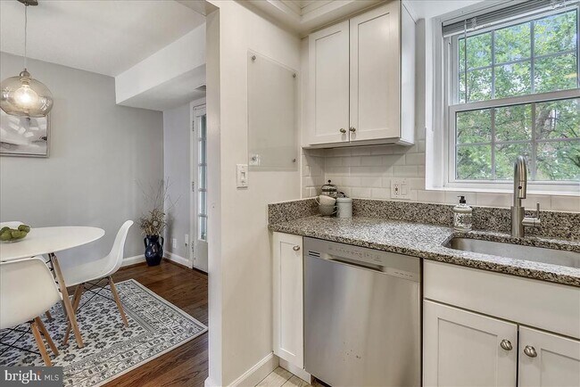 Building Photo - 3057 S Buchanan St