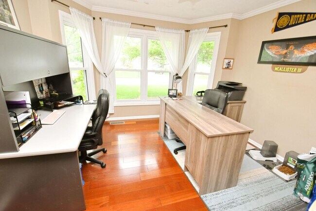 Building Photo - Large 4-5 bedroom 2.5 bath home in South B...