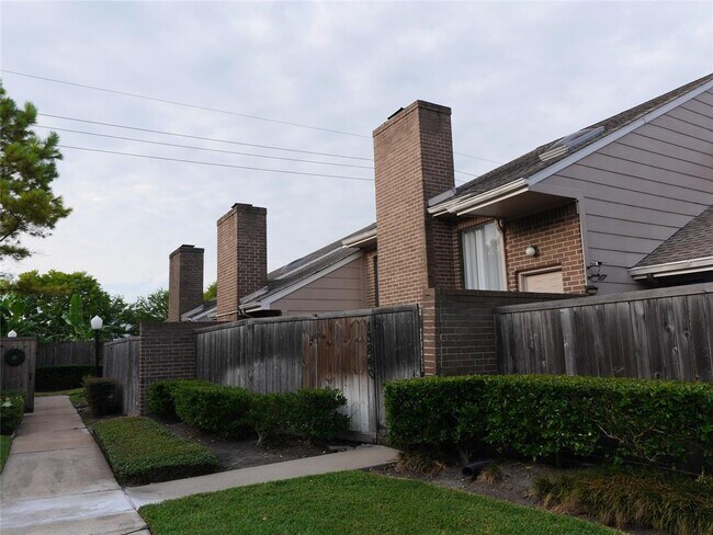 Building Photo - 13840 Hollowgreen Dr