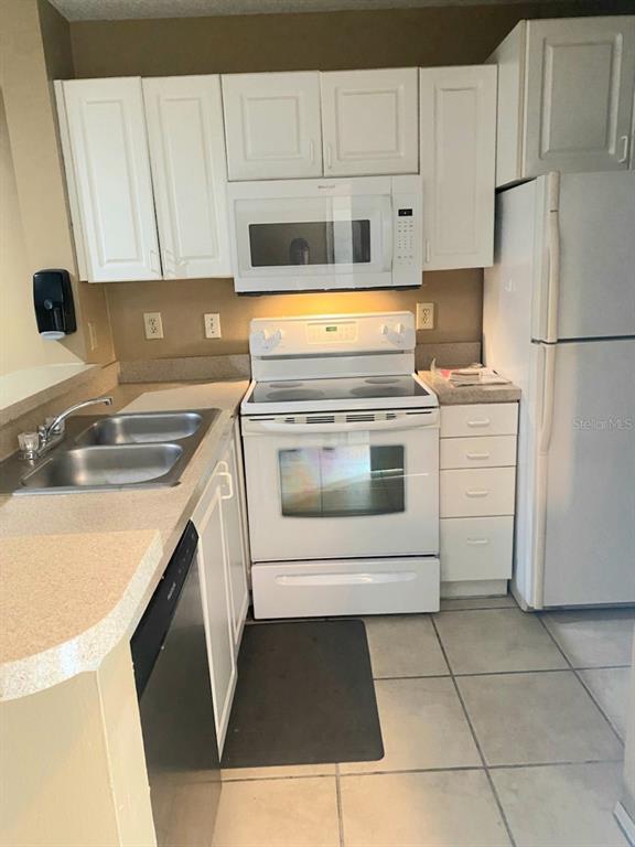 Building Photo - 10020 Strafford Oak Ct