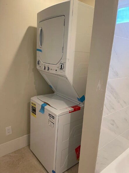 Building Photo - 52 E 40th Ave