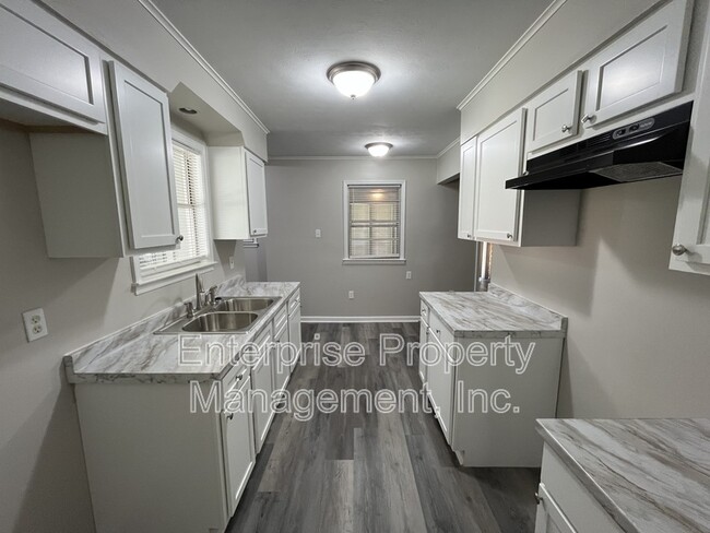 Building Photo - 1343 Dove St